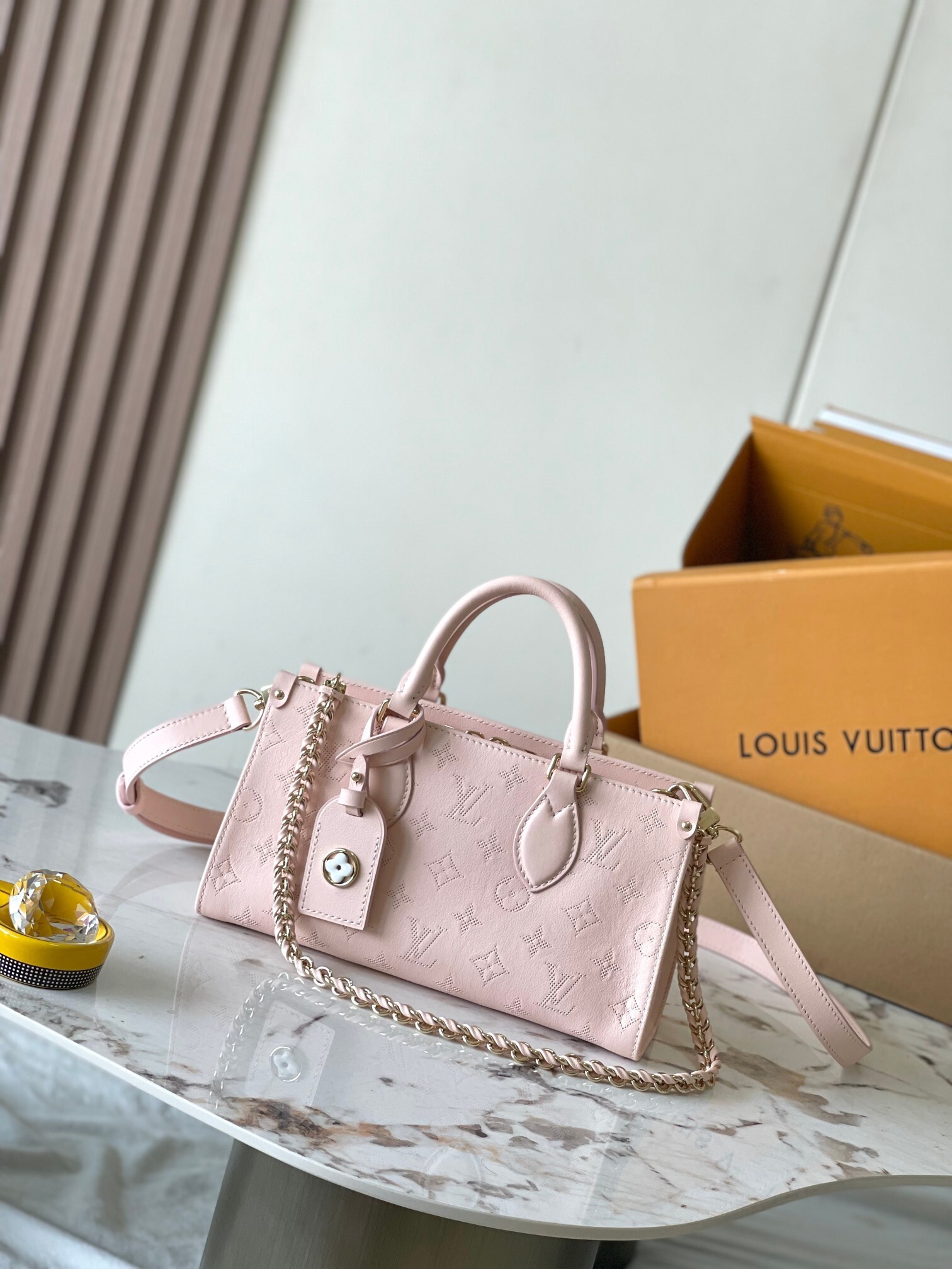 LV OnTheGo 4106W 