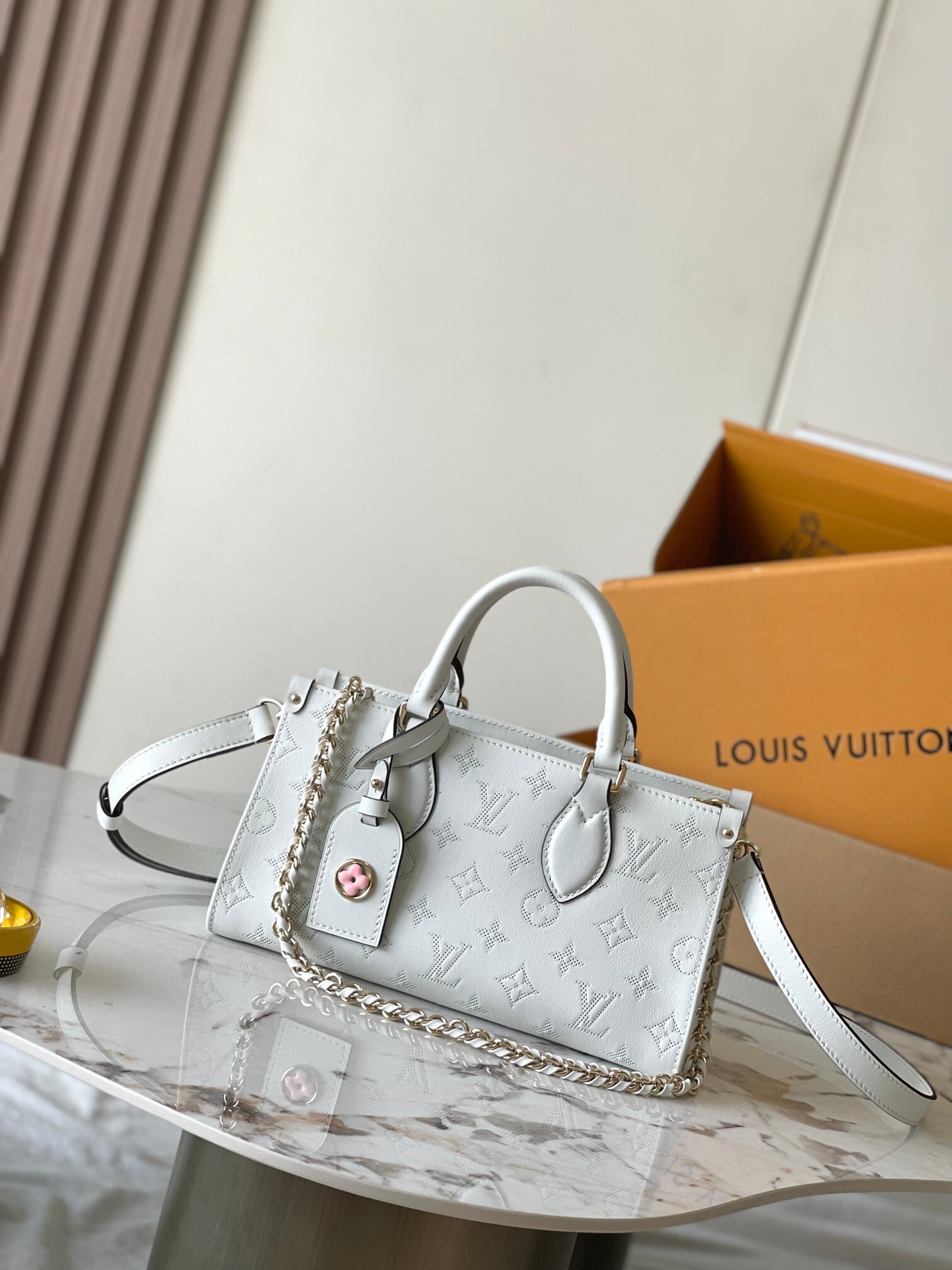 LV OnTheGo 4106W 