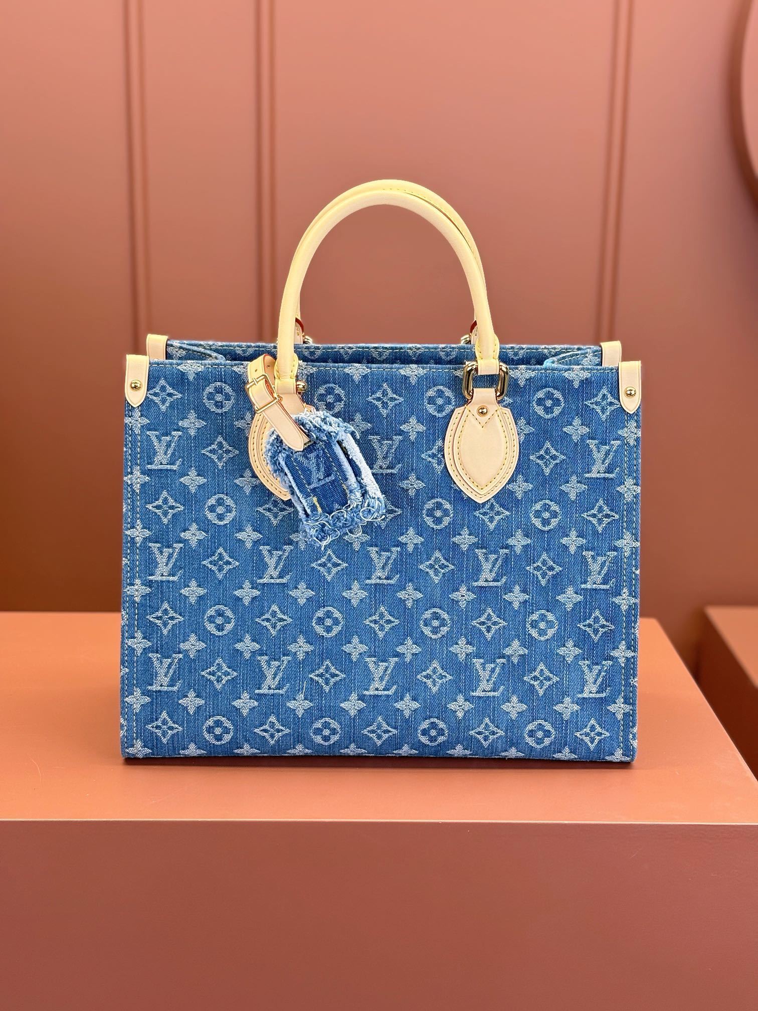 LV OnTheGo 4106W 