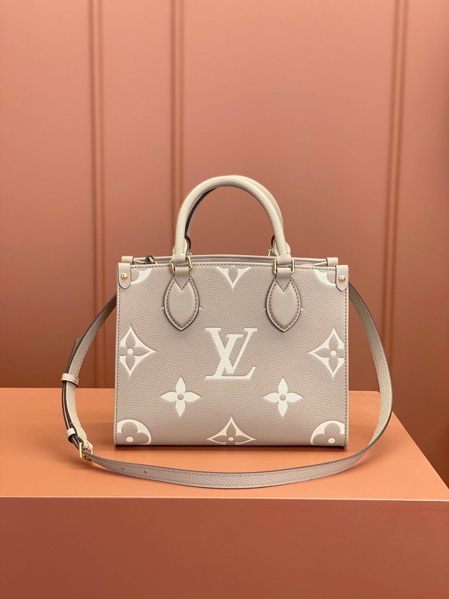 LV OnTheGo 4106W 