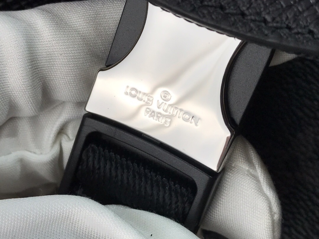 LV OUTDOOR BACKPACK M30417