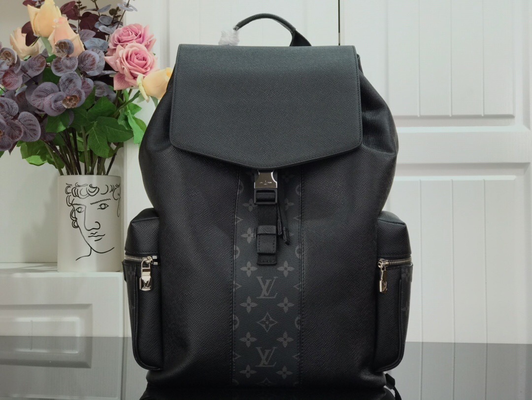 LV OUTDOOR BACKPACK M30417