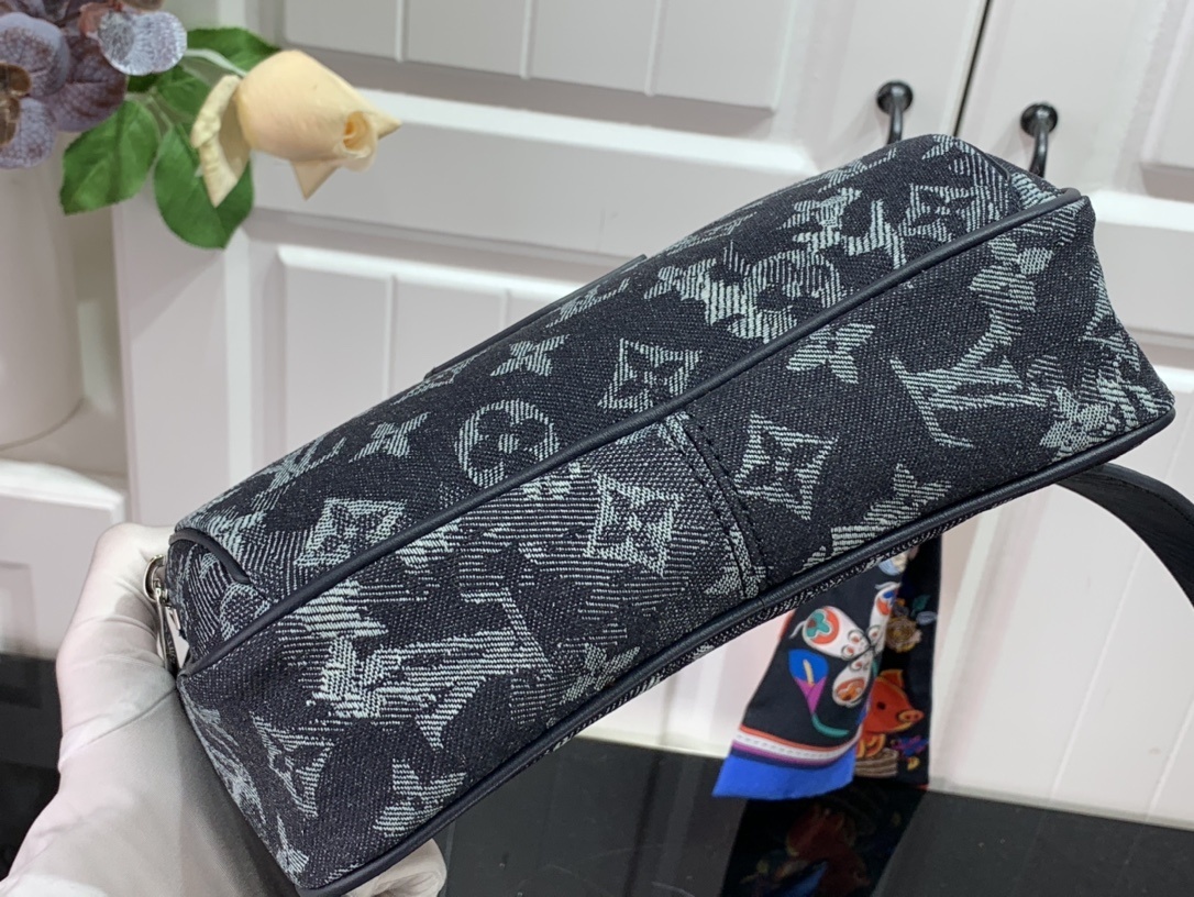 LV OUTDOOR BUMBAG M57281 