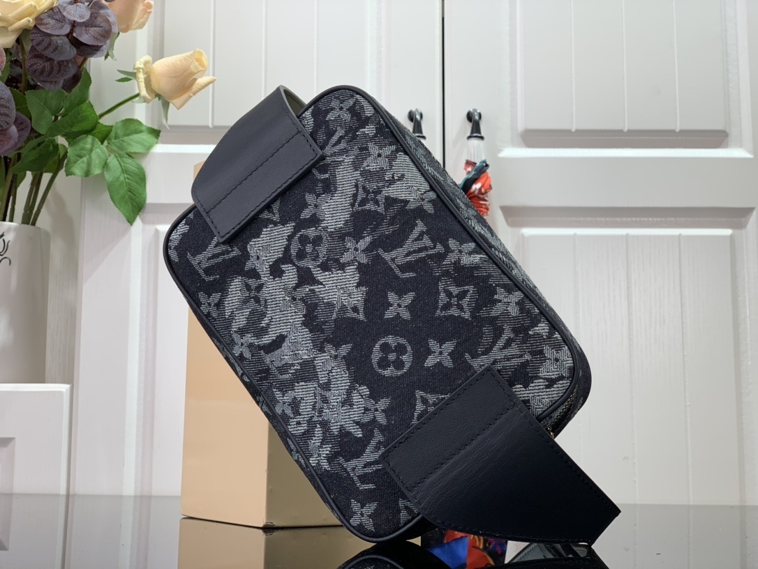 LV OUTDOOR BUMBAG M57281 