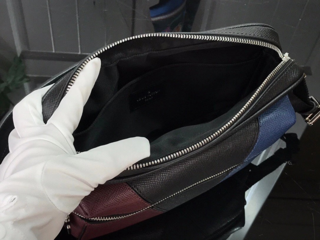 LV OUTDOOR MESSENGER M30703