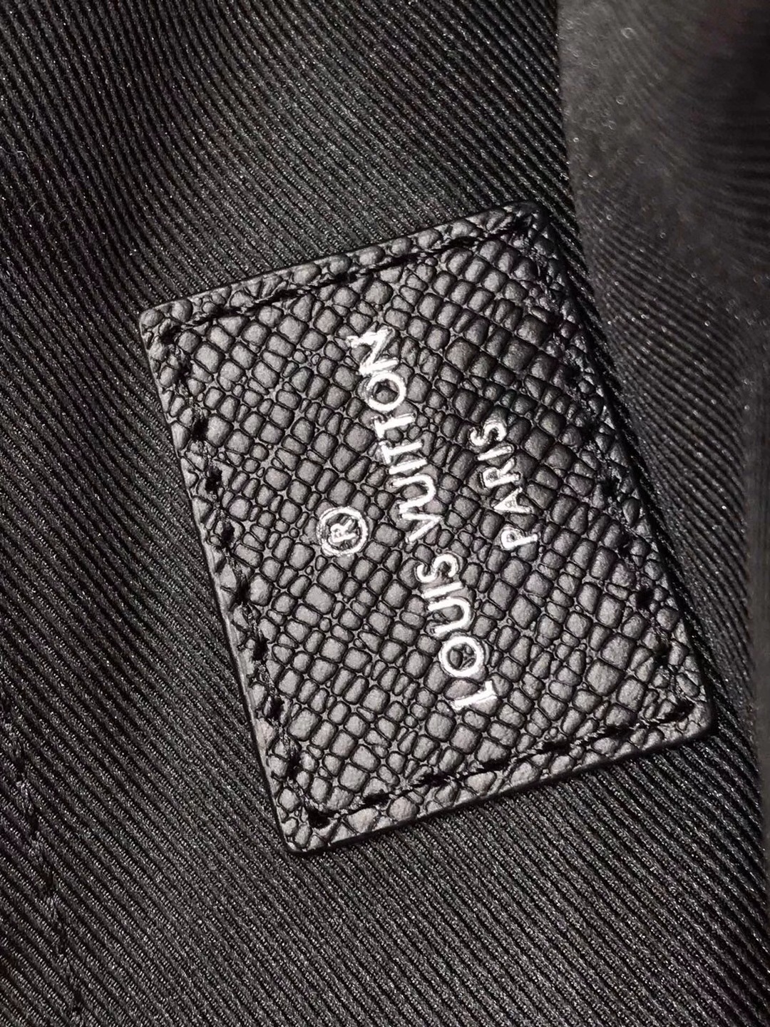 LV OUTDOOR MESSENGER M30703