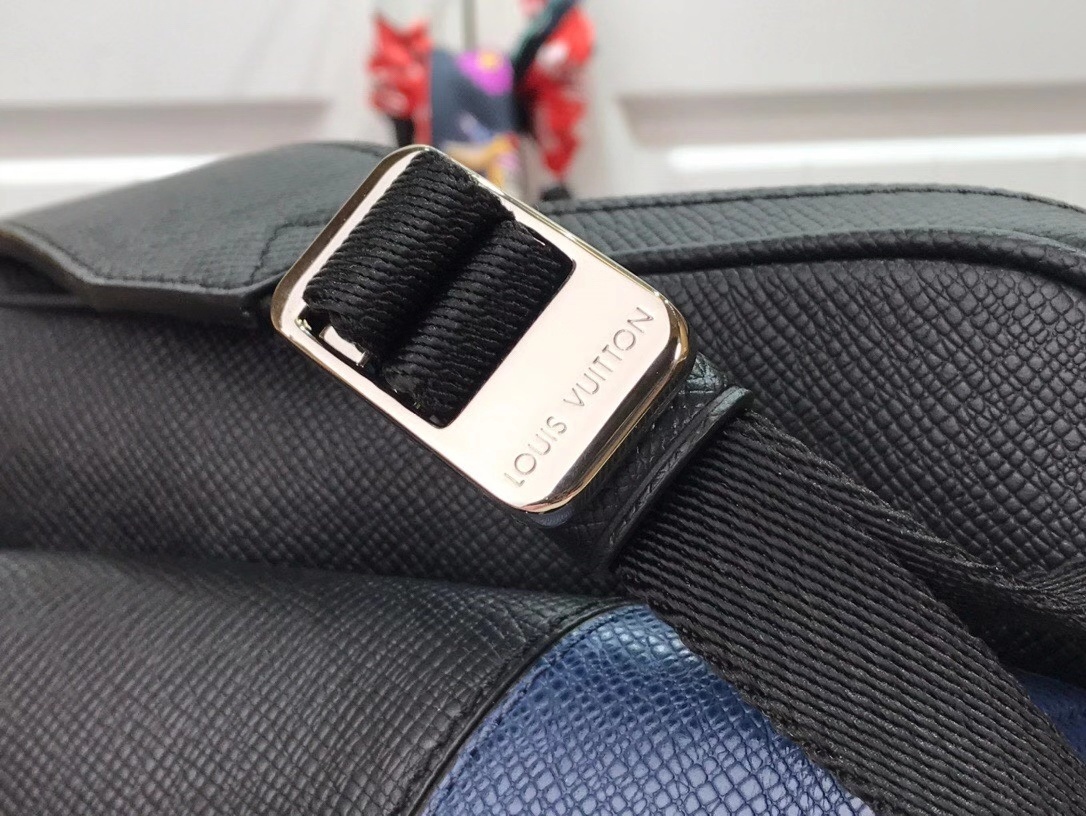 LV OUTDOOR MESSENGER M30703