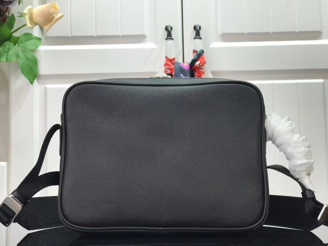 LV OUTDOOR MESSENGER M30703