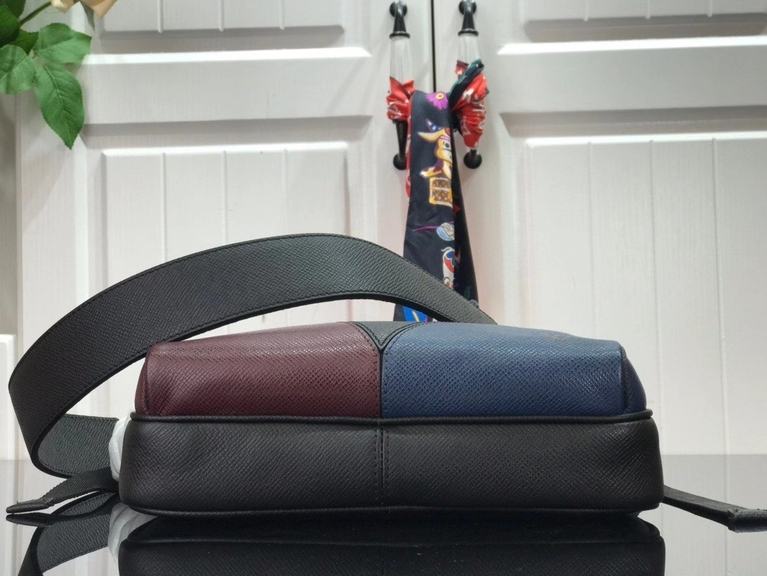 LV OUTDOOR MESSENGER M30703