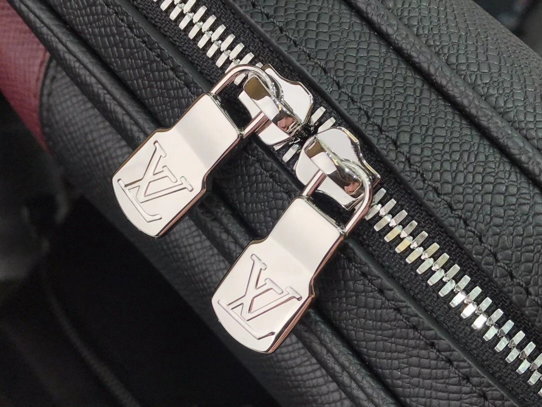 LV OUTDOOR MESSENGER M30703