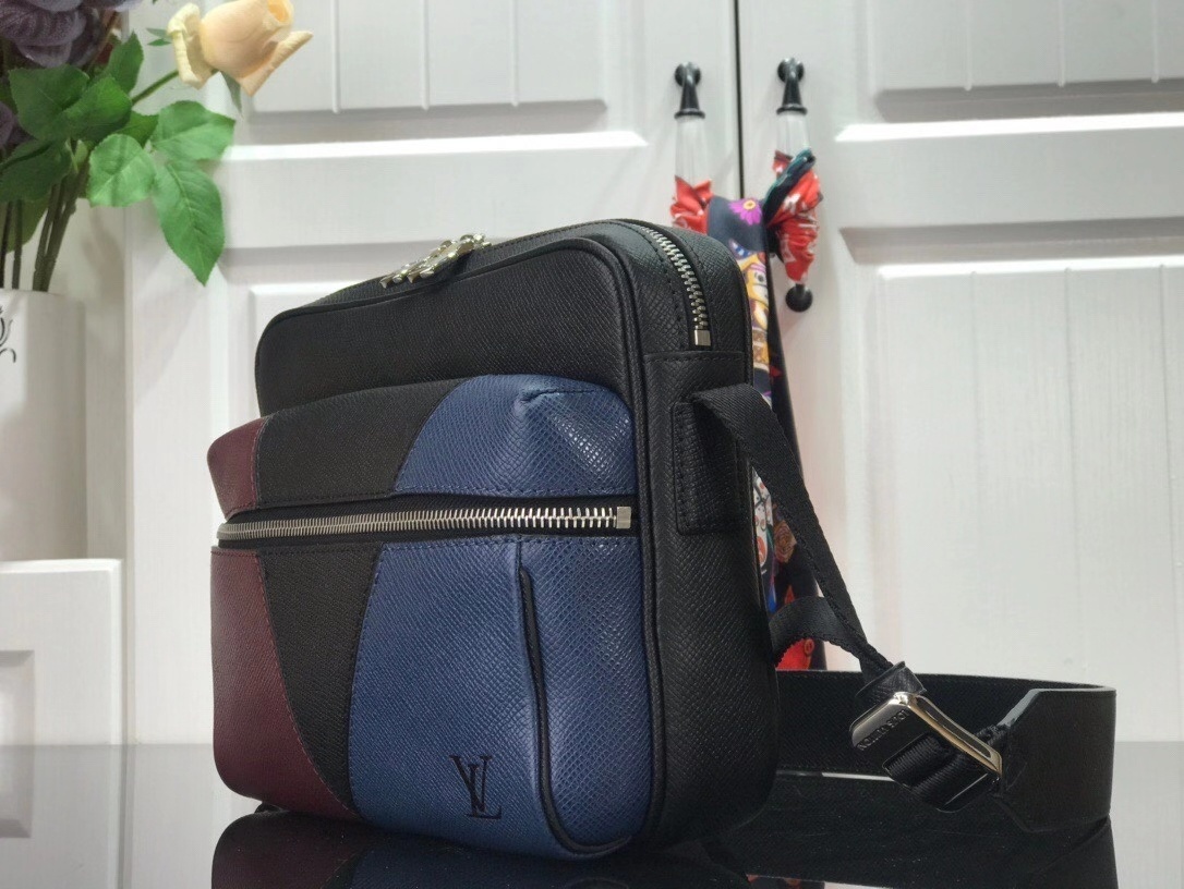 LV OUTDOOR MESSENGER M30703