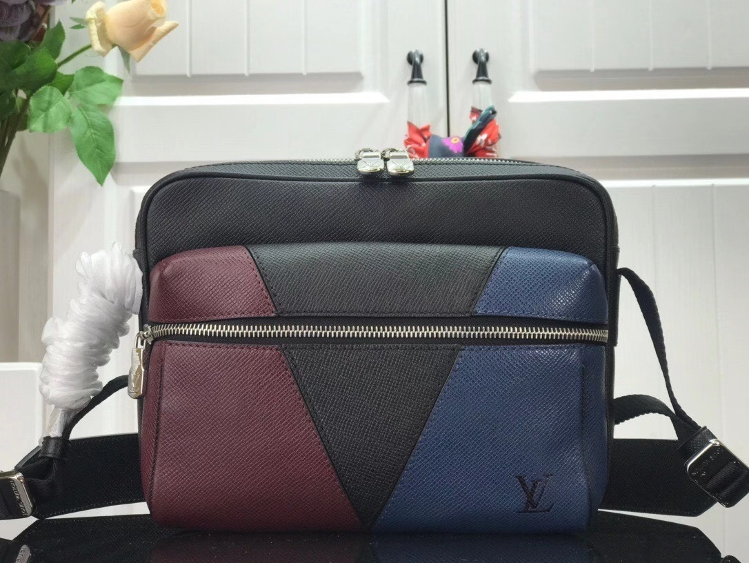 LV OUTDOOR MESSENGER M30703