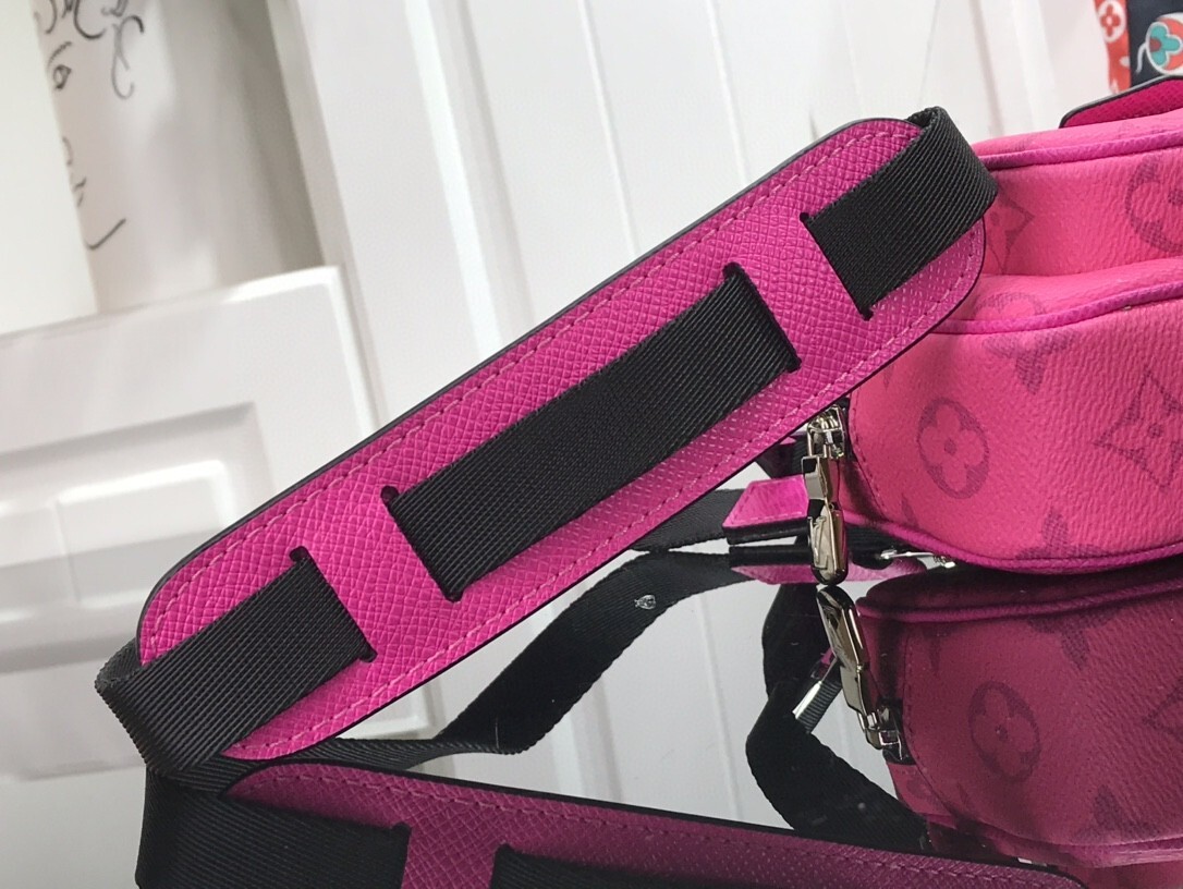 LV OUTDOOR POUCH M30755 