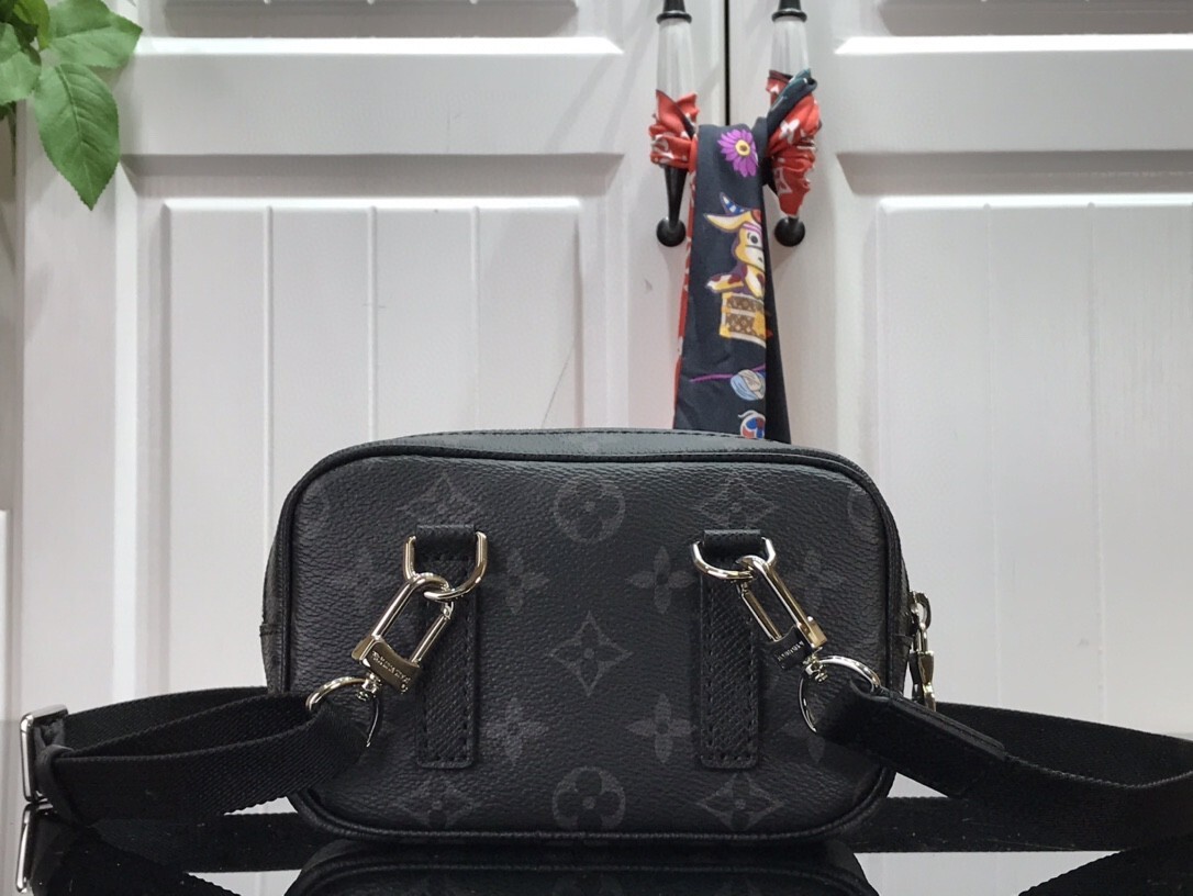 LV OUTDOOR POUCH M30755 