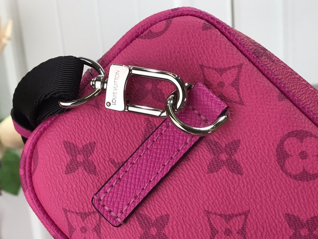 LV OUTDOOR POUCH M30755 