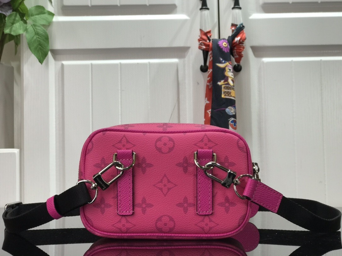 LV OUTDOOR POUCH M30755 