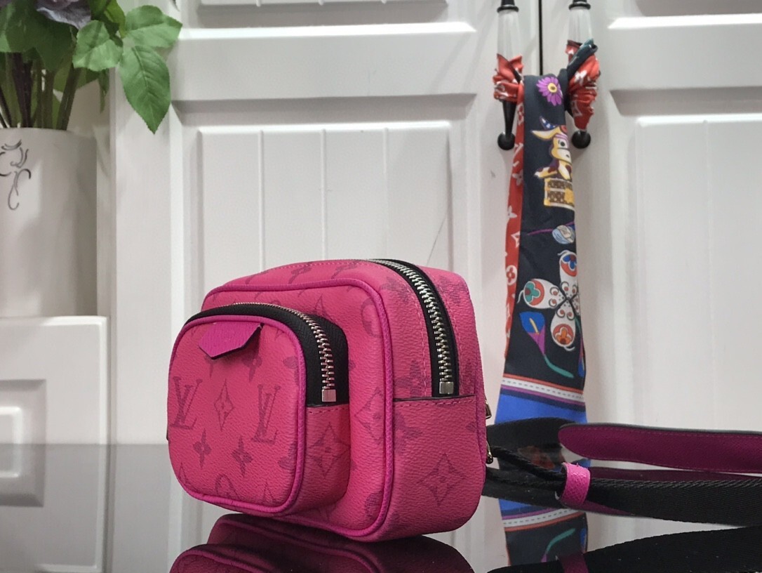 LV OUTDOOR POUCH M30755 