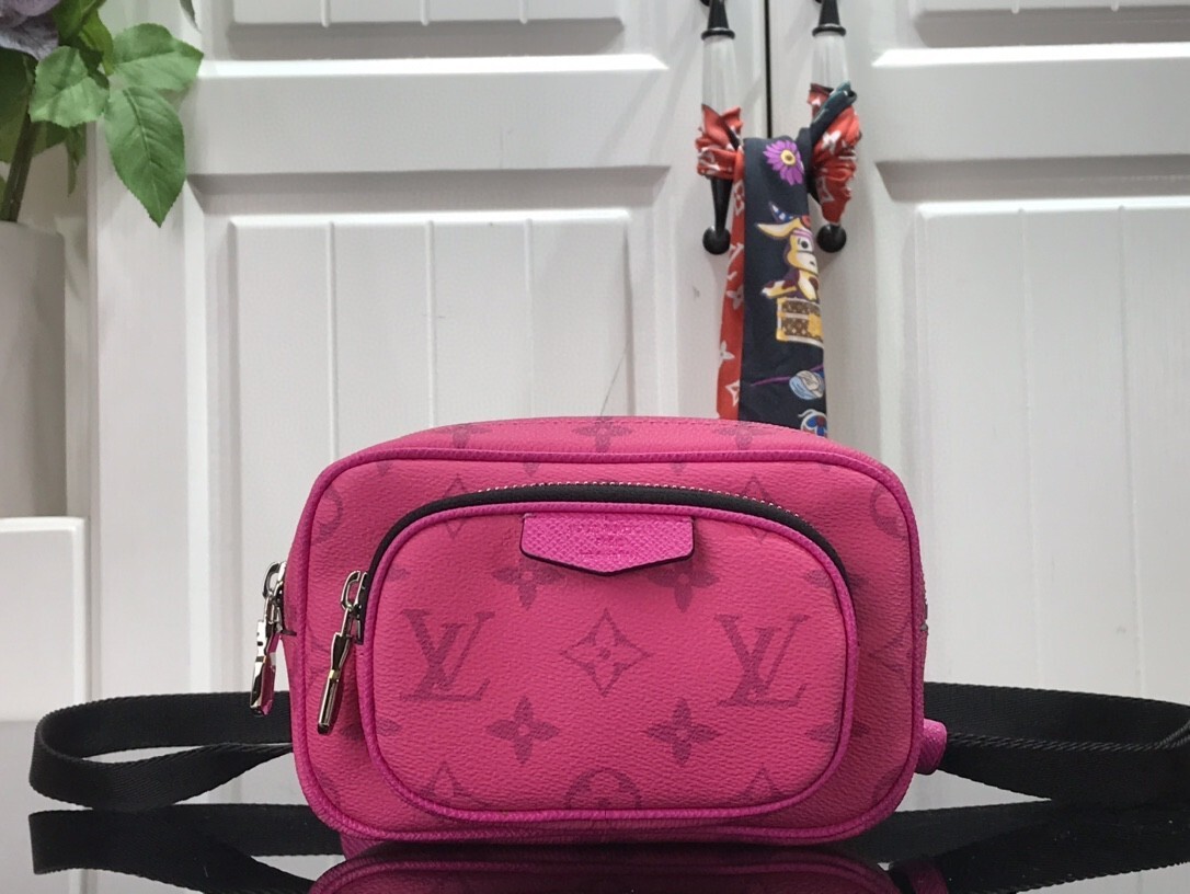 LV OUTDOOR POUCH M30755 