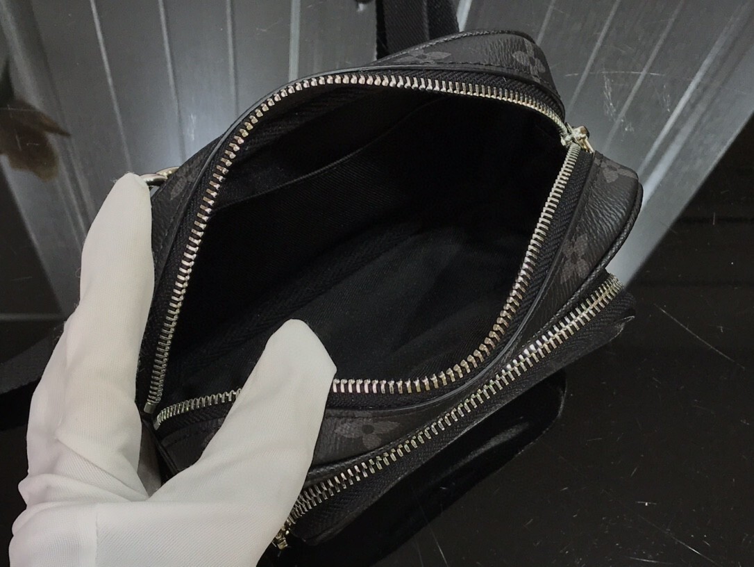 LV OUTDOOR POUCH M30755 