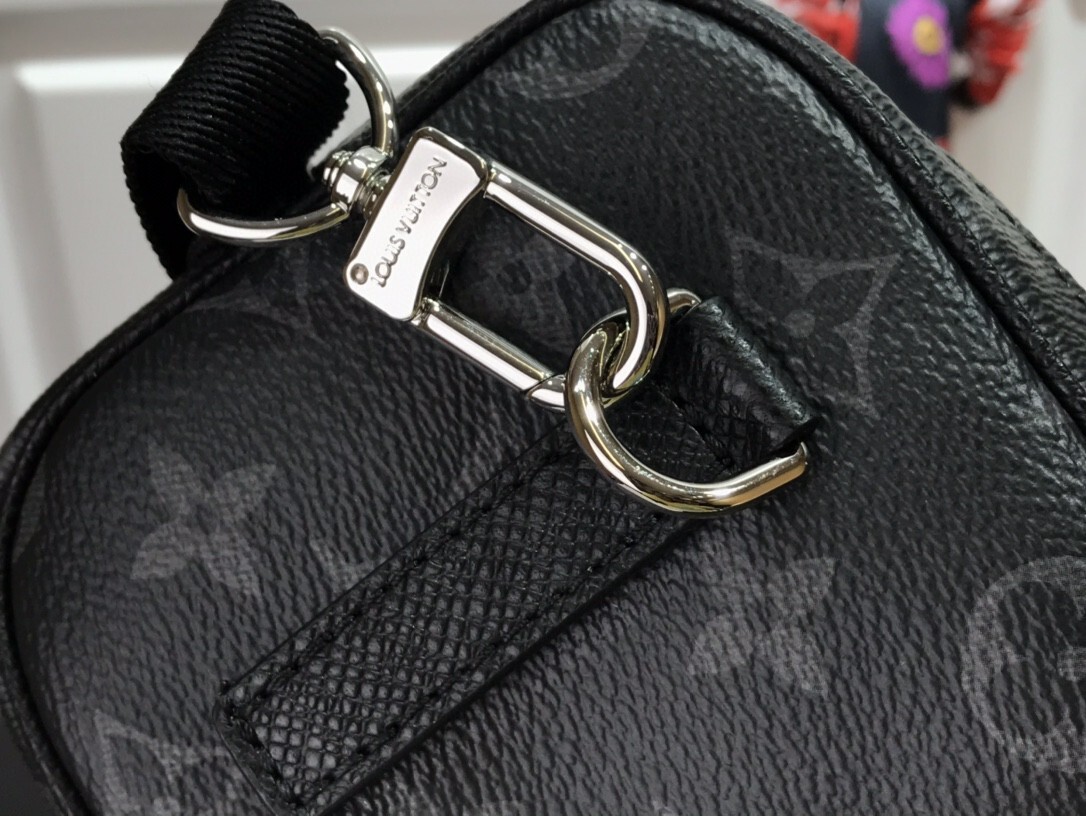 LV OUTDOOR POUCH M30755 