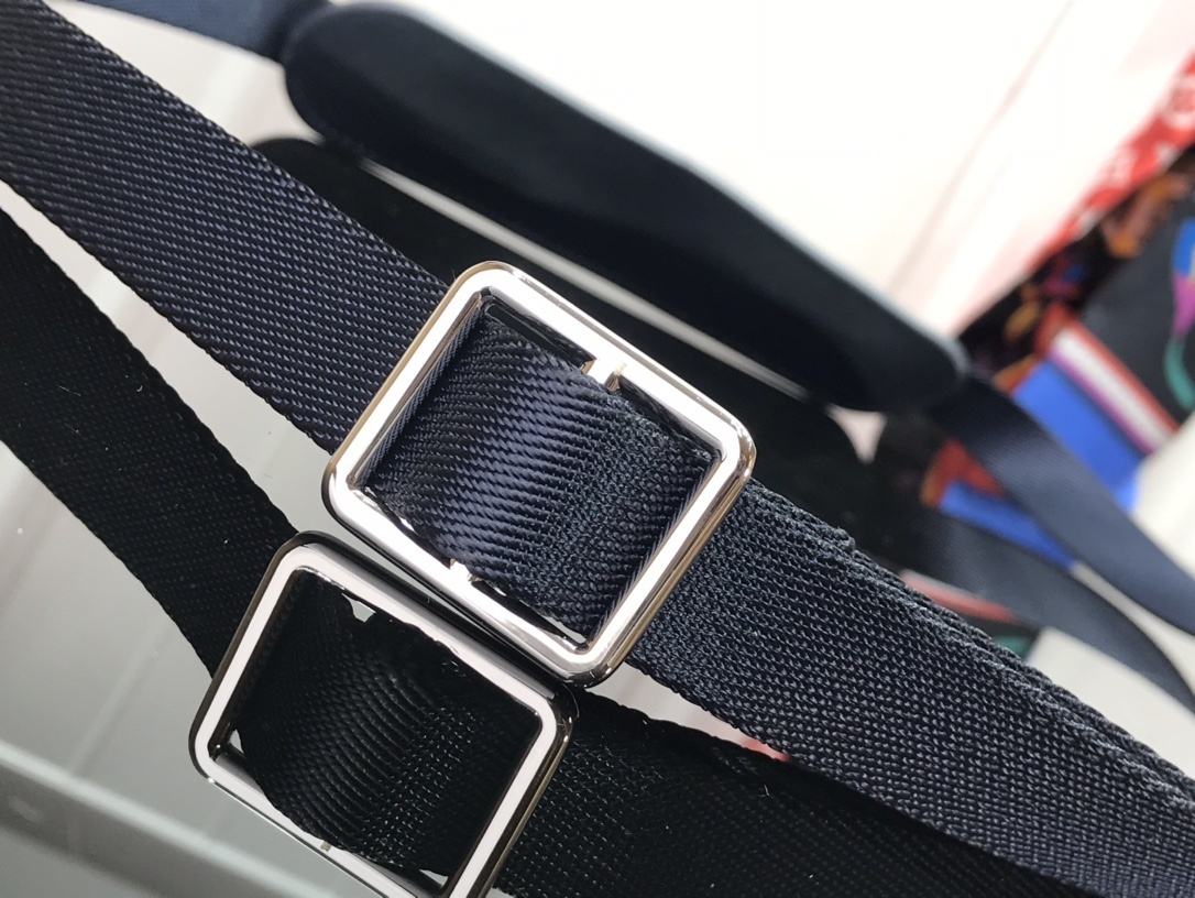 LV OUTDOOR POUCH M45763 