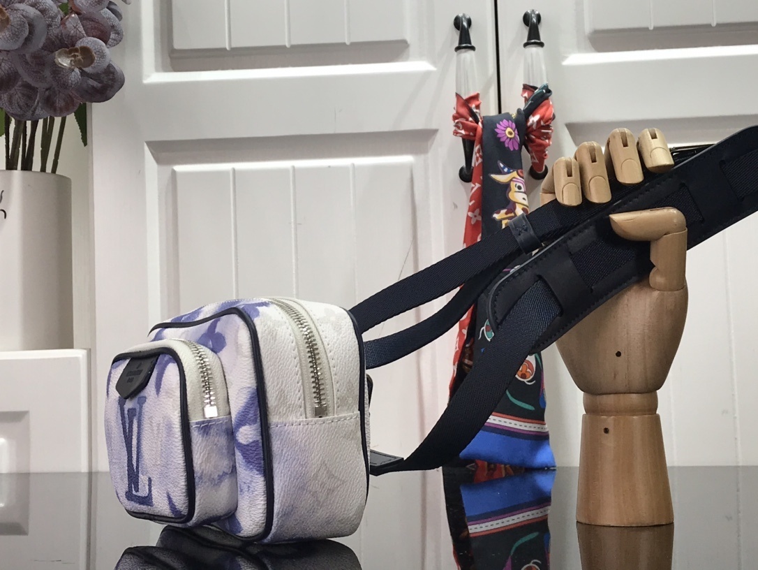 LV OUTDOOR POUCH M45763 