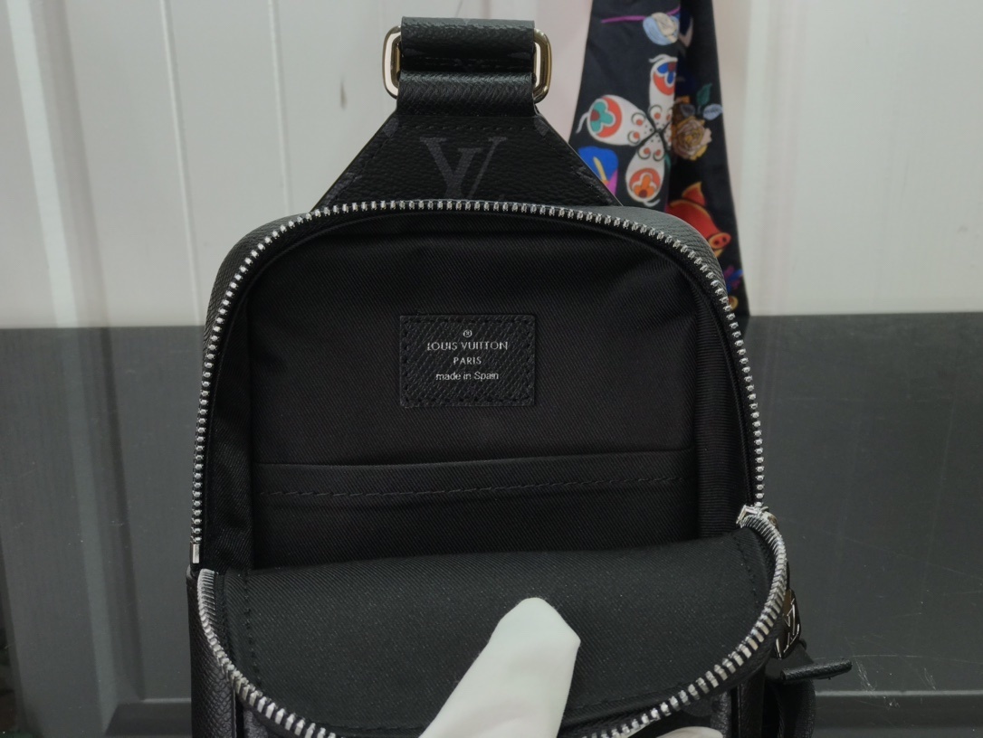 LV OUTDOOR SLINGBAG M30741 