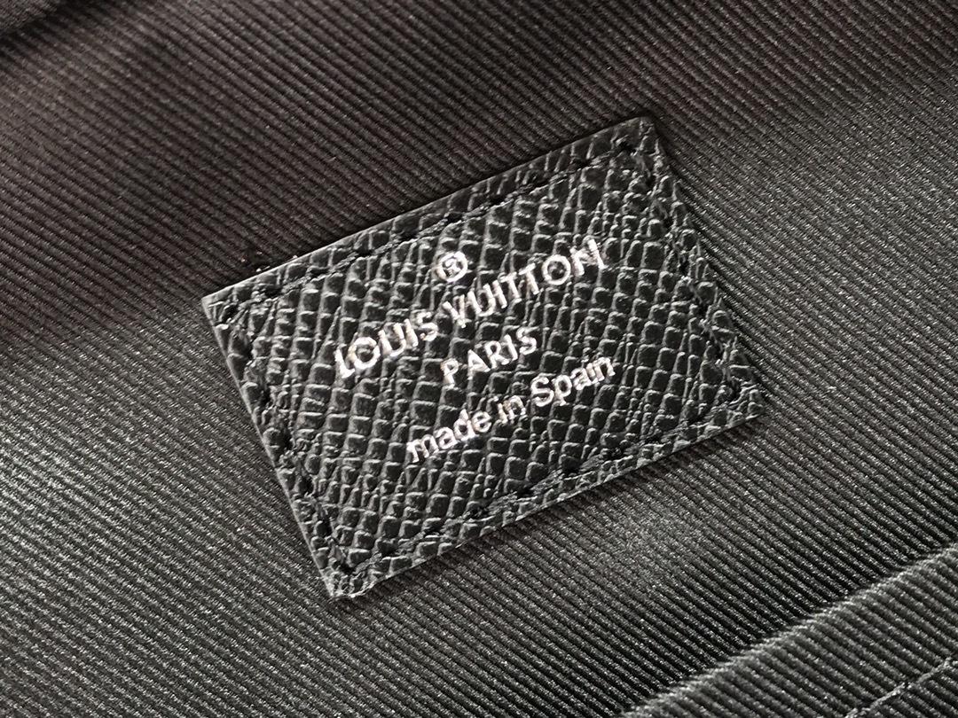 LV OUTDOOR SLINGBAG M30741 