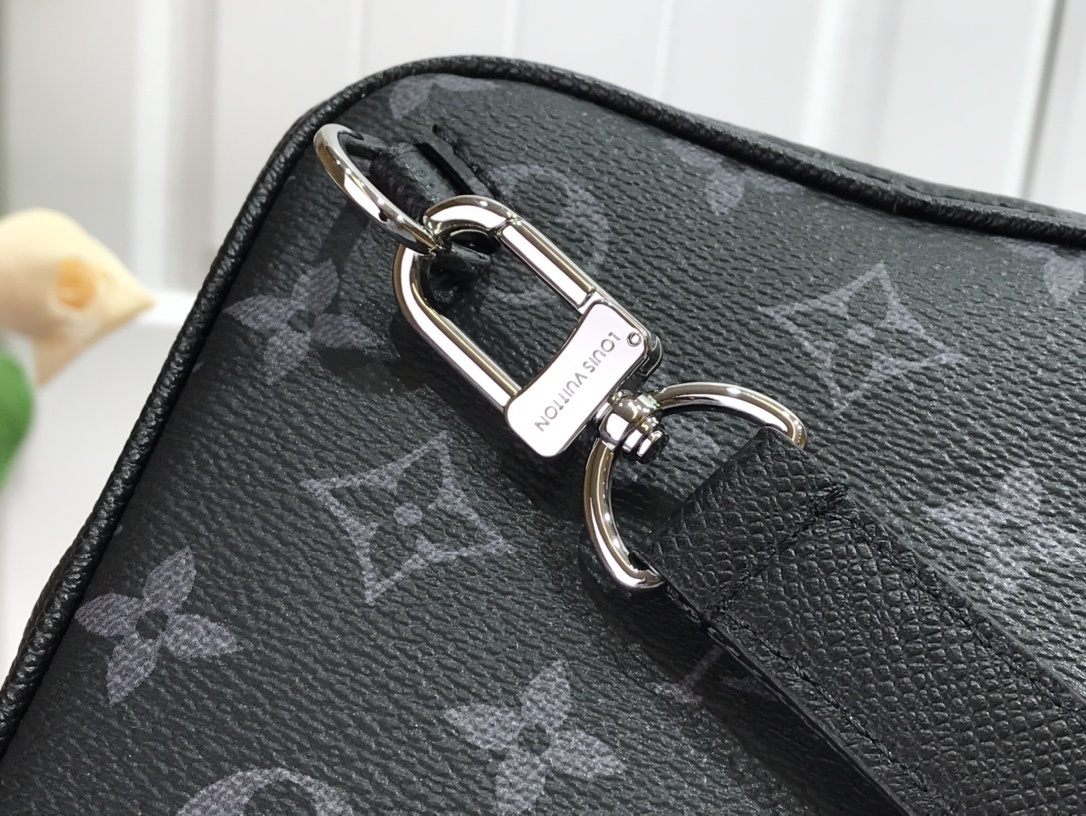 LV OUTDOOR SLINGBAG M30741 