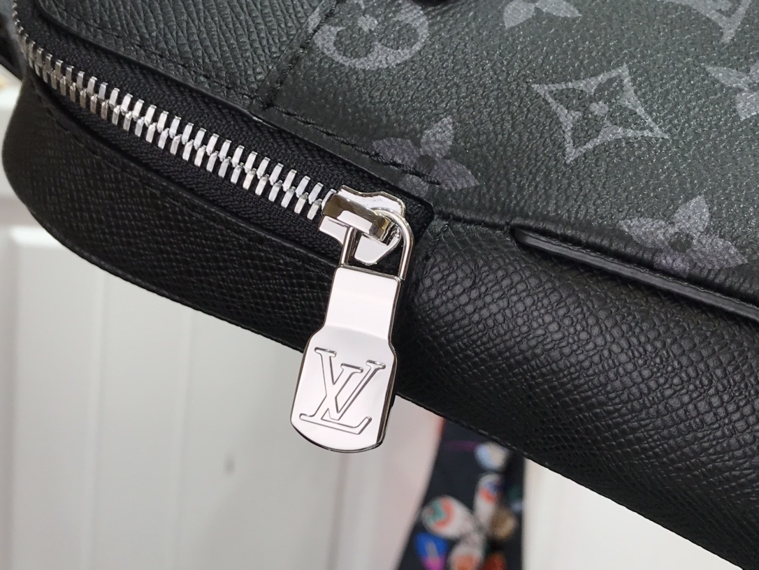 LV OUTDOOR SLINGBAG M30741 