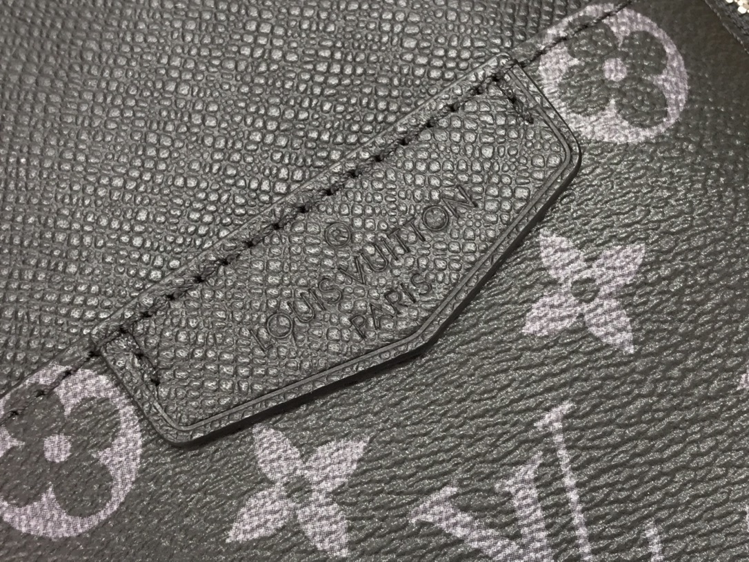 LV OUTDOOR SLINGBAG M30741 