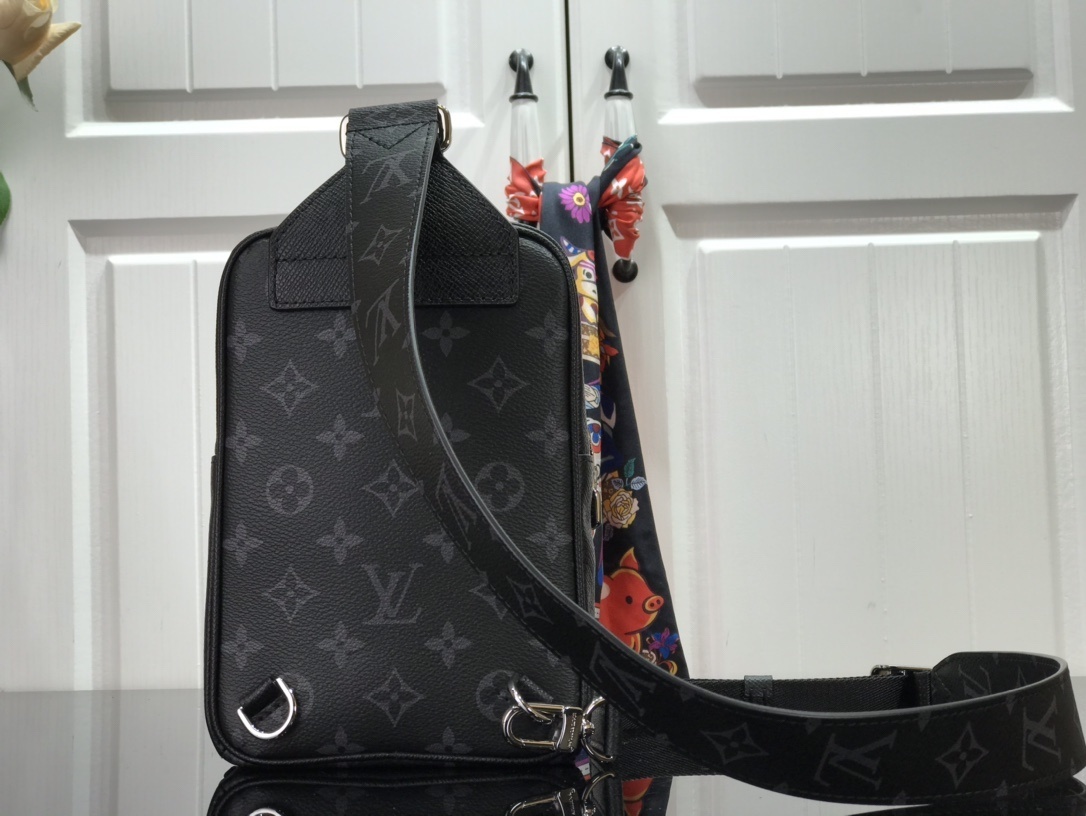 LV OUTDOOR SLINGBAG M30741 