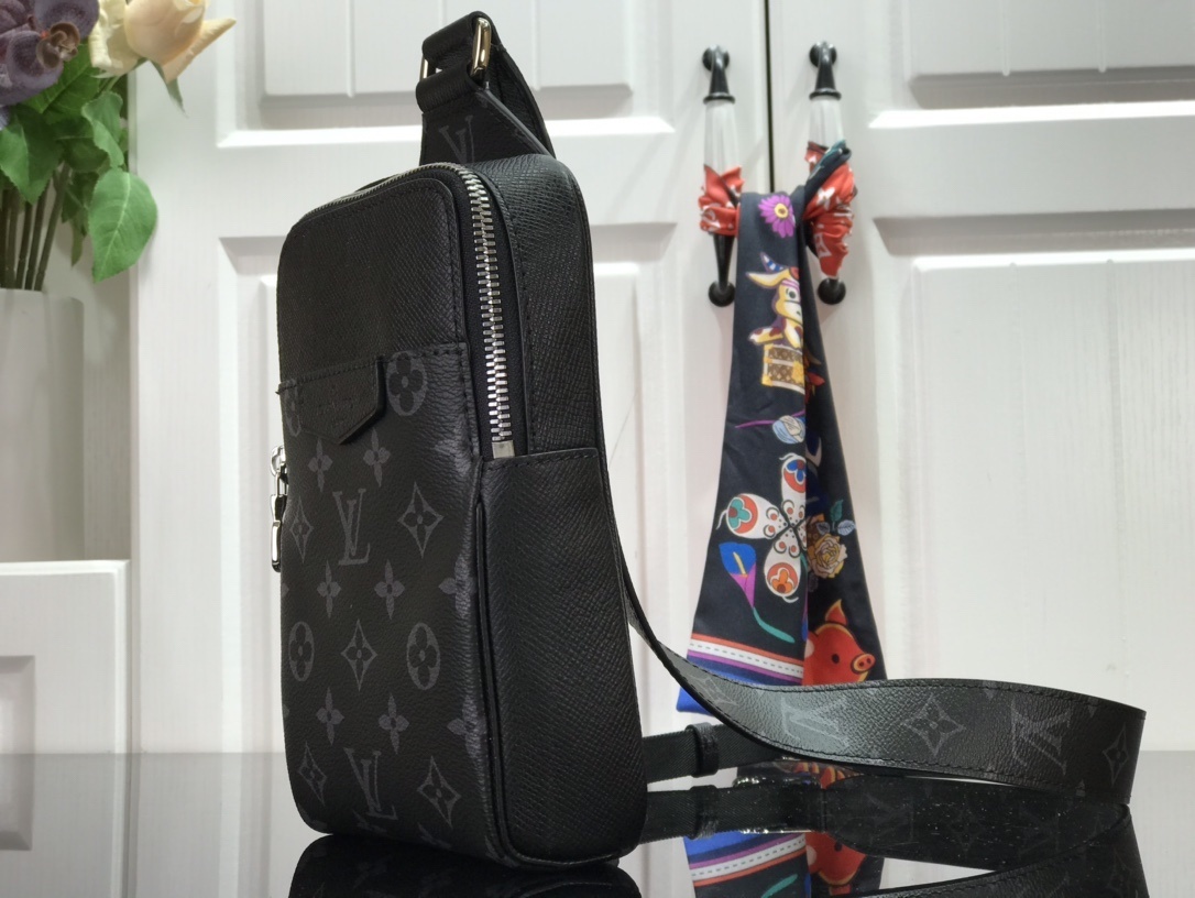 LV OUTDOOR SLINGBAG M30741 