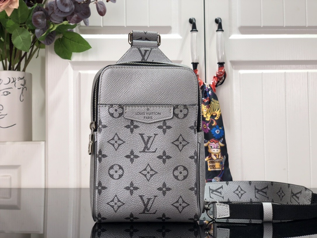 LV OUTDOOR SLINGBAG M30833