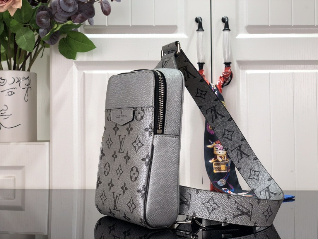 LV OUTDOOR SLINGBAG M30833