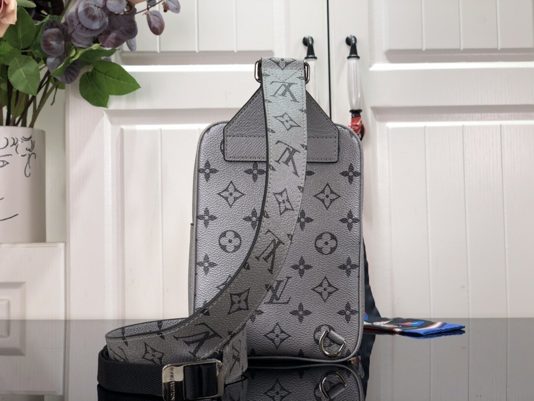 LV OUTDOOR SLINGBAG M30833