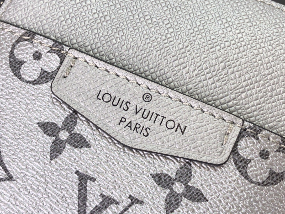 LV OUTDOOR SLINGBAG M30833
