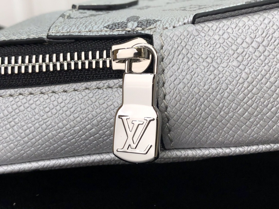 LV OUTDOOR SLINGBAG M30833
