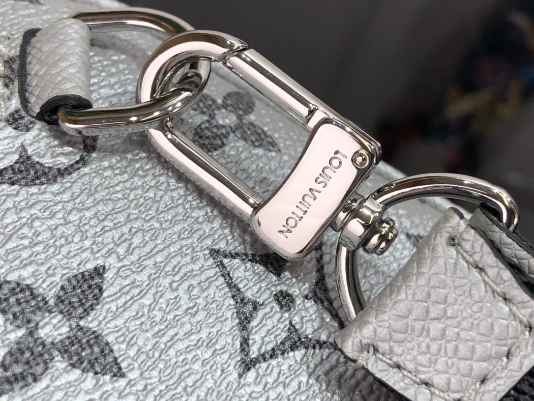 LV OUTDOOR SLINGBAG M30833