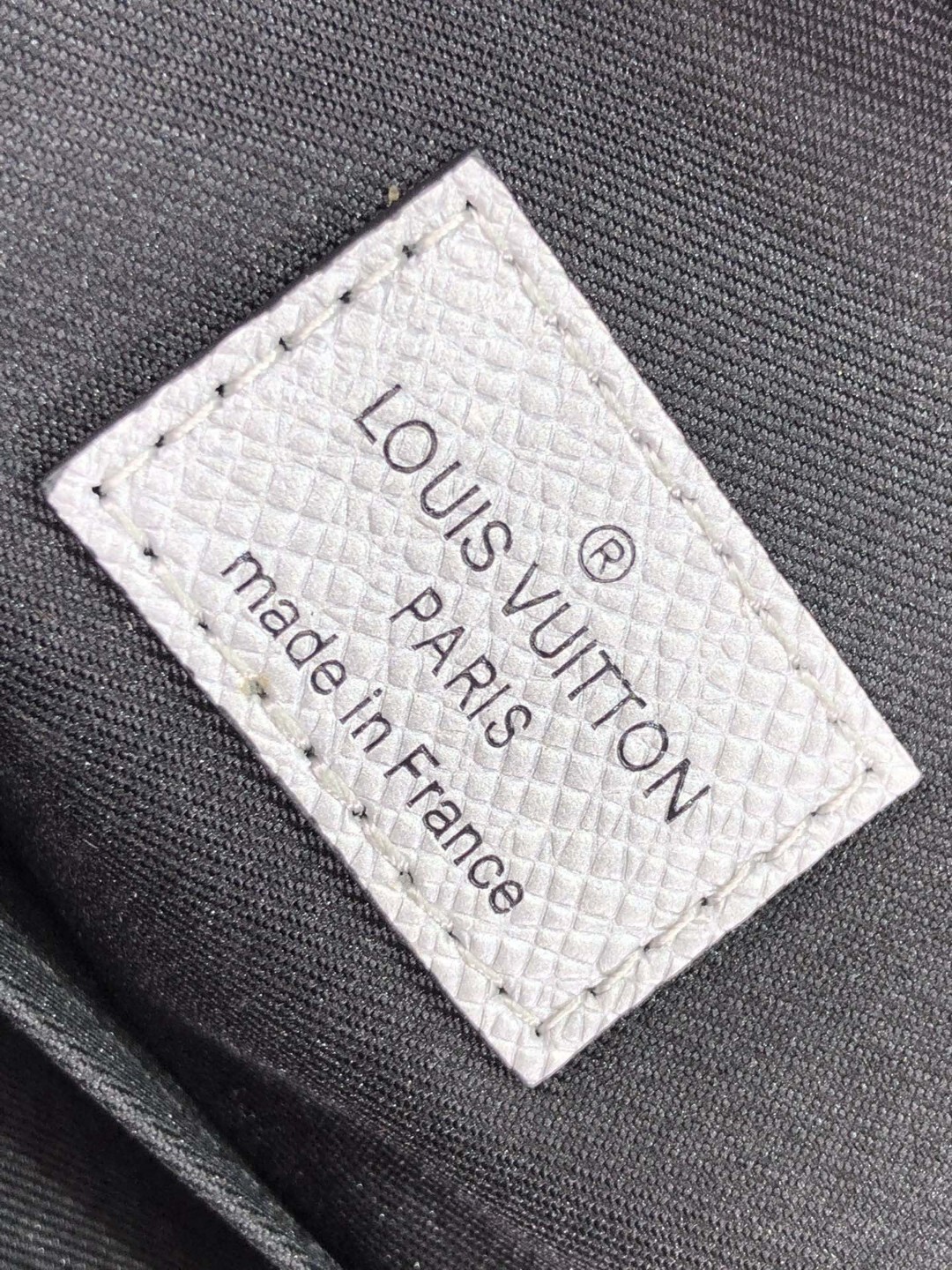 LV OUTDOOR SLINGBAG M30833