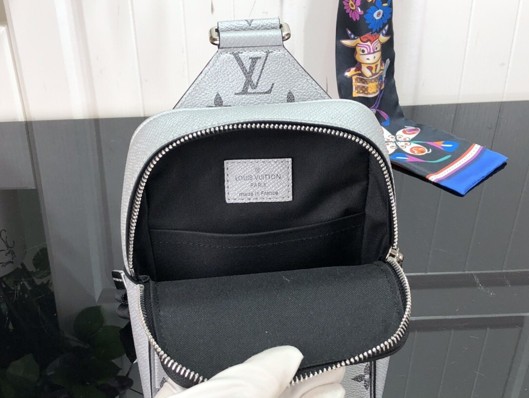 LV OUTDOOR SLINGBAG M30833