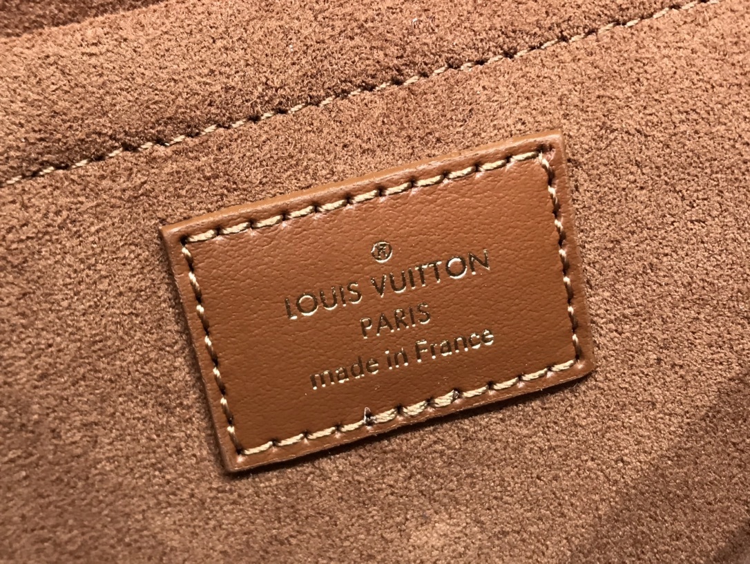 LV PADLOCK ON STRAP BAG M80559