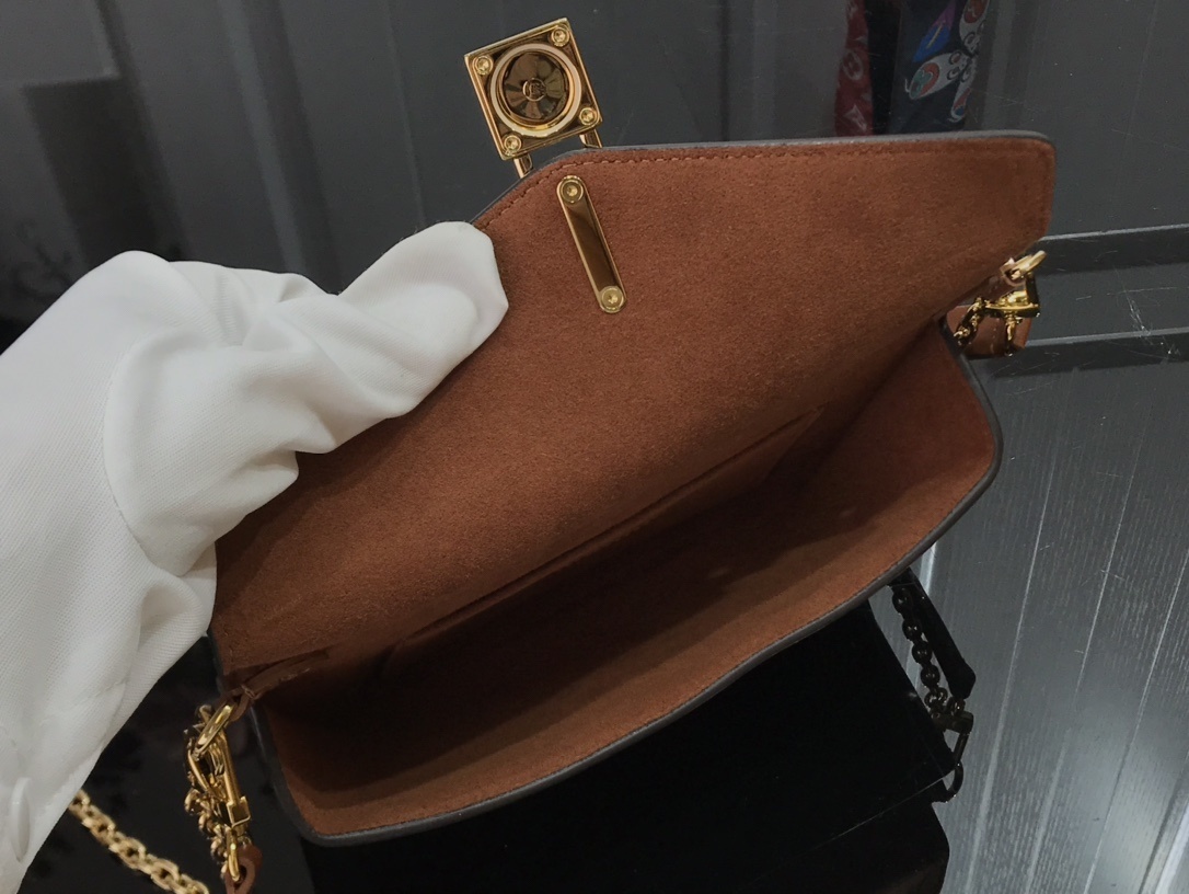 LV PADLOCK ON STRAP BAG M80559