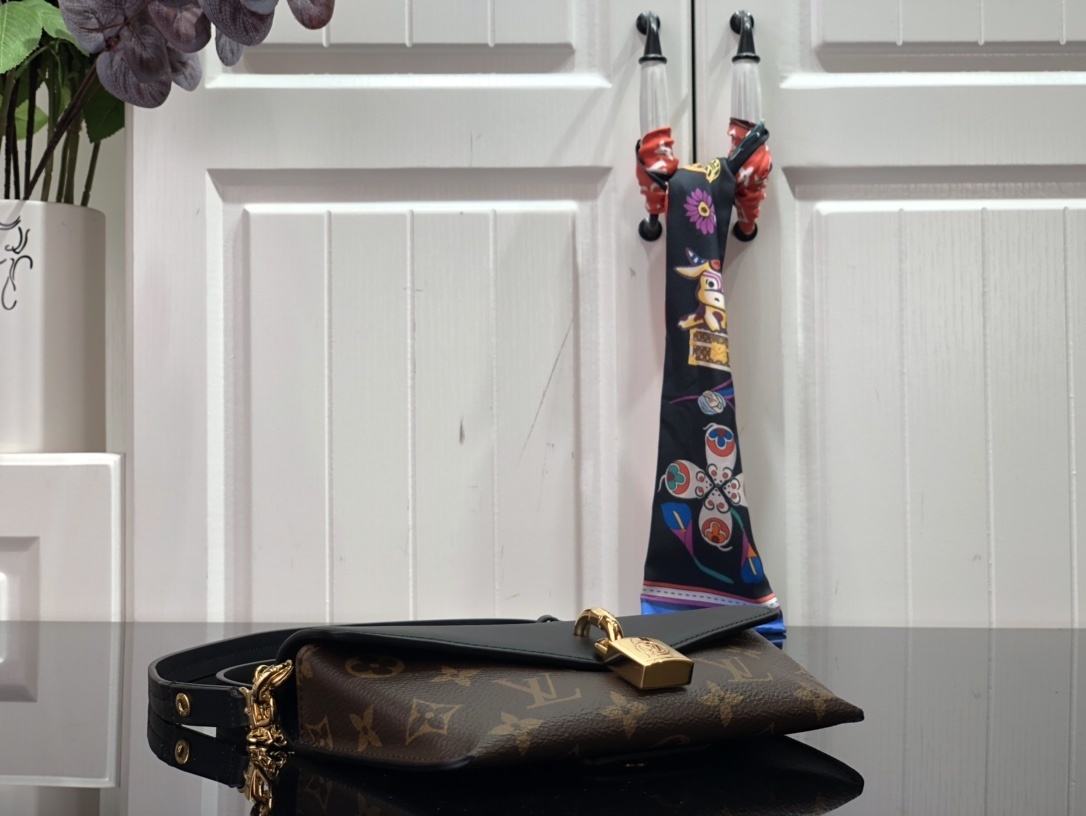 LV PADLOCK ON STRAP BAG M80559