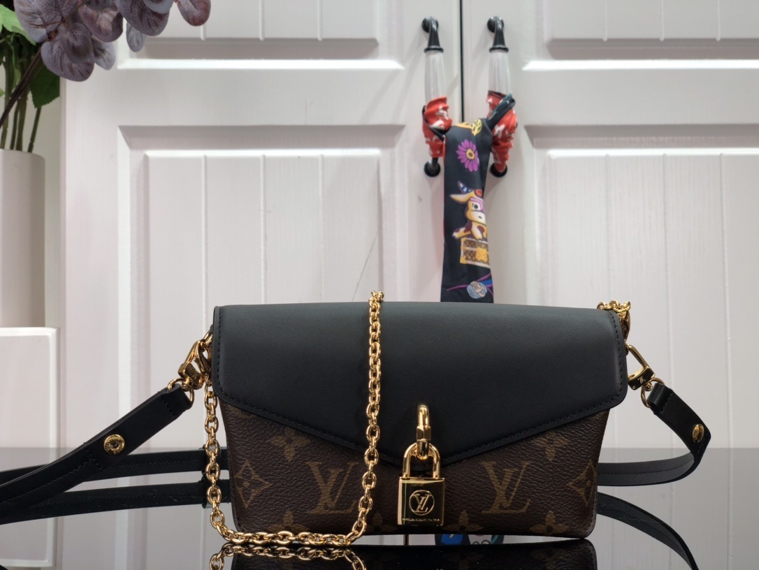 LV PADLOCK ON STRAP BAG M80559