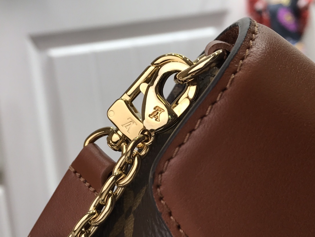 LV PADLOCK ON STRAP BAG M80559
