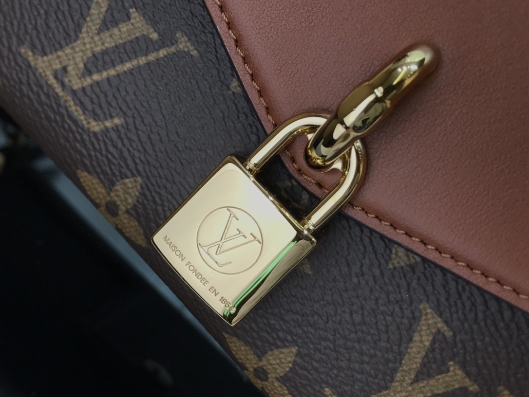 LV PADLOCK ON STRAP BAG M80559