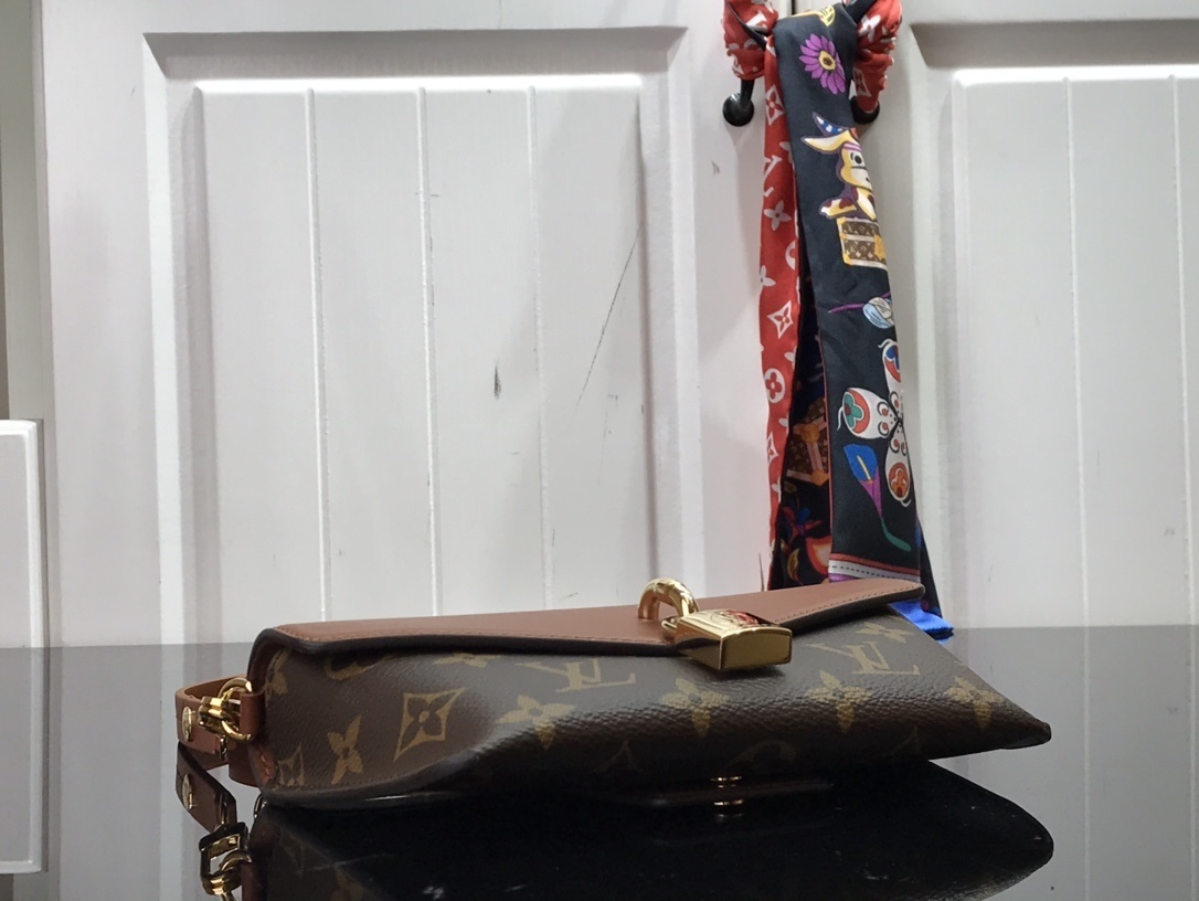 LV PADLOCK ON STRAP BAG M80559