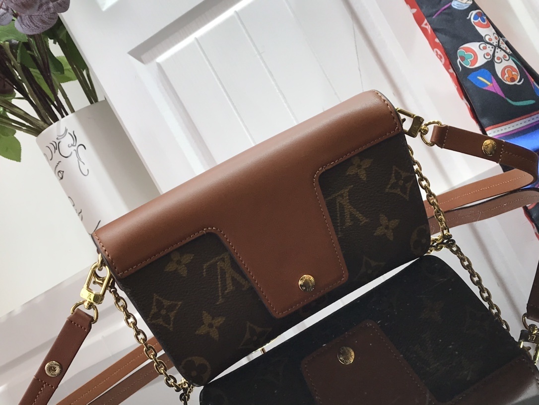 LV PADLOCK ON STRAP BAG M80559
