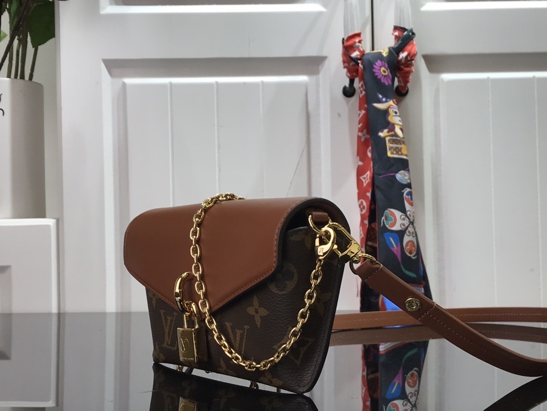 LV PADLOCK ON STRAP BAG M80559